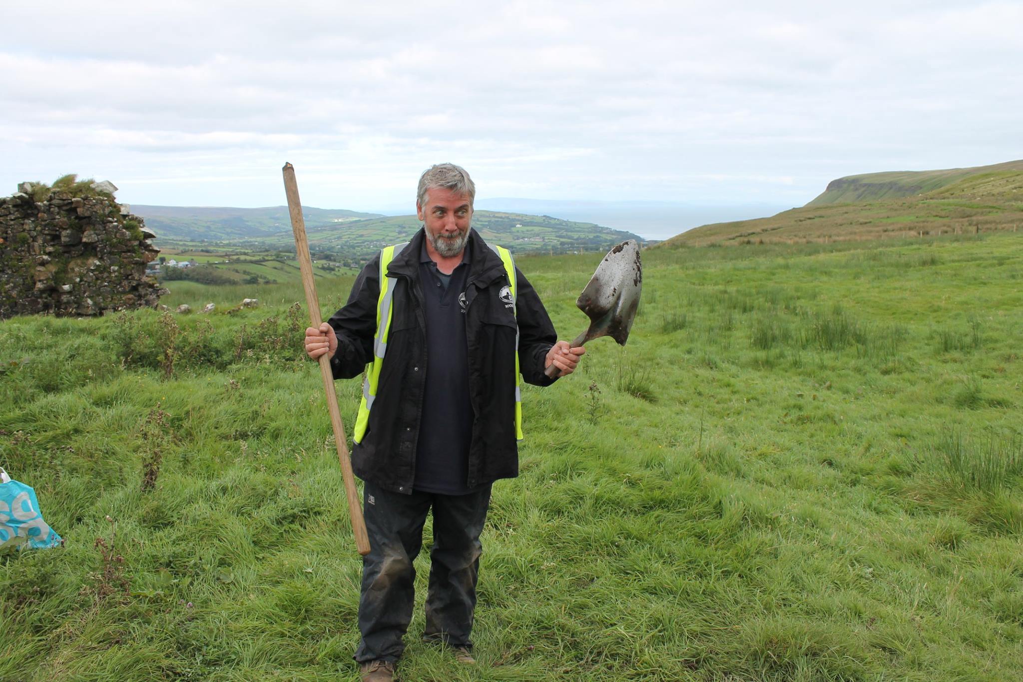 Ruair&iacute; &Oacute; Baoill standing in a field holding a broken shovel